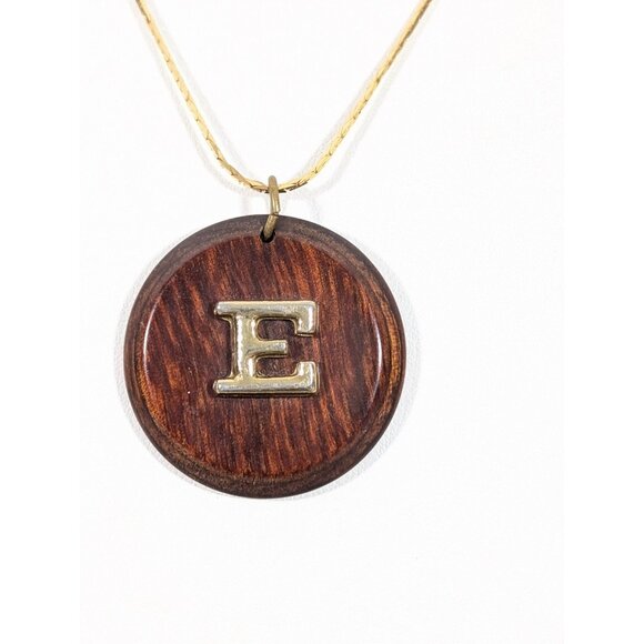 Vintage Initial Letter E Brown Wood Round Pendant Necklace Gold Tone 18 in - Picture 1 of 7